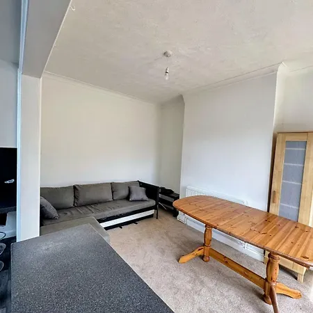 Compact Budget - 9 Mins To Centre